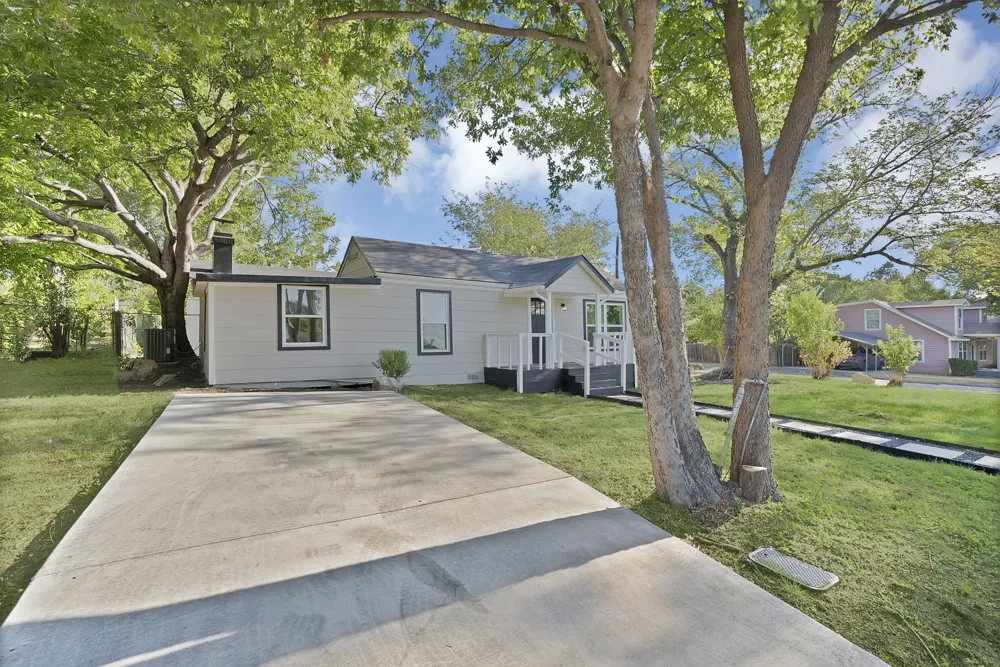 5500 Dartmouth Avenue River Oaks, TX 76114