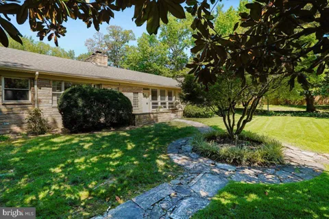 8106 W BOULEVARD DRIVE