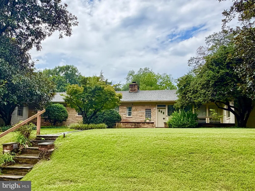 8106 W BOULEVARD DRIVE Alexandria, VA 22308