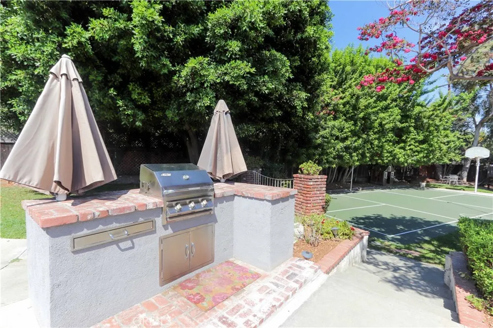419 E Sunny Hills Fullerton, CA 92835