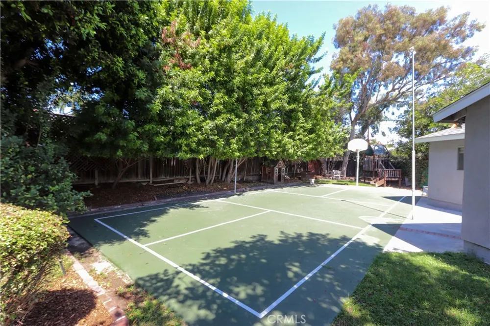 419 E Sunny Hills Fullerton, CA 92835