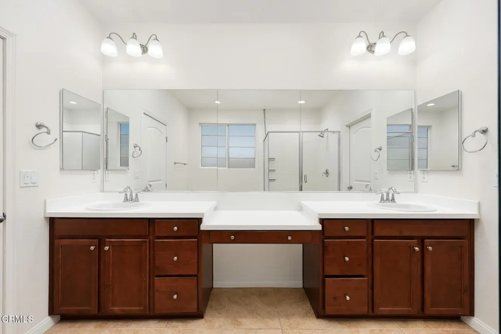 17326 Parque Vanowen Way Lake Balboa, CA 91406