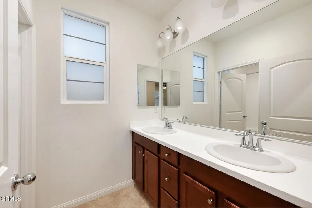 17326 Parque Vanowen Way Lake Balboa, CA 91406