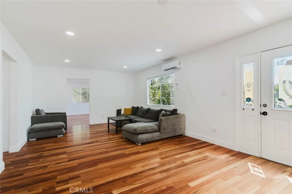 13501 Egbert Street Sylmar, CA 91342
