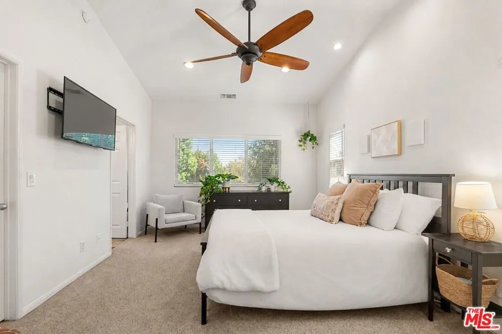 20300 Vanowen Street #44 Los Angeles, CA 91306