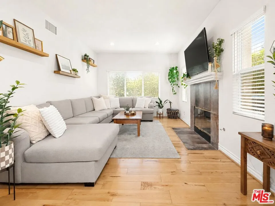 20300 Vanowen Street #44 Los Angeles, CA 91306