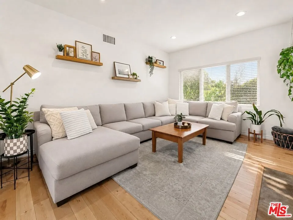 20300 Vanowen Street #44 Los Angeles, CA 91306