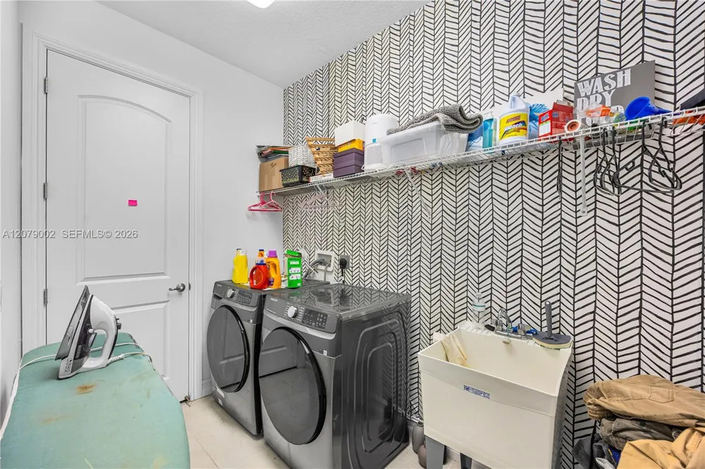 83 Palm Ln Royal Palm Beach, FL 33411