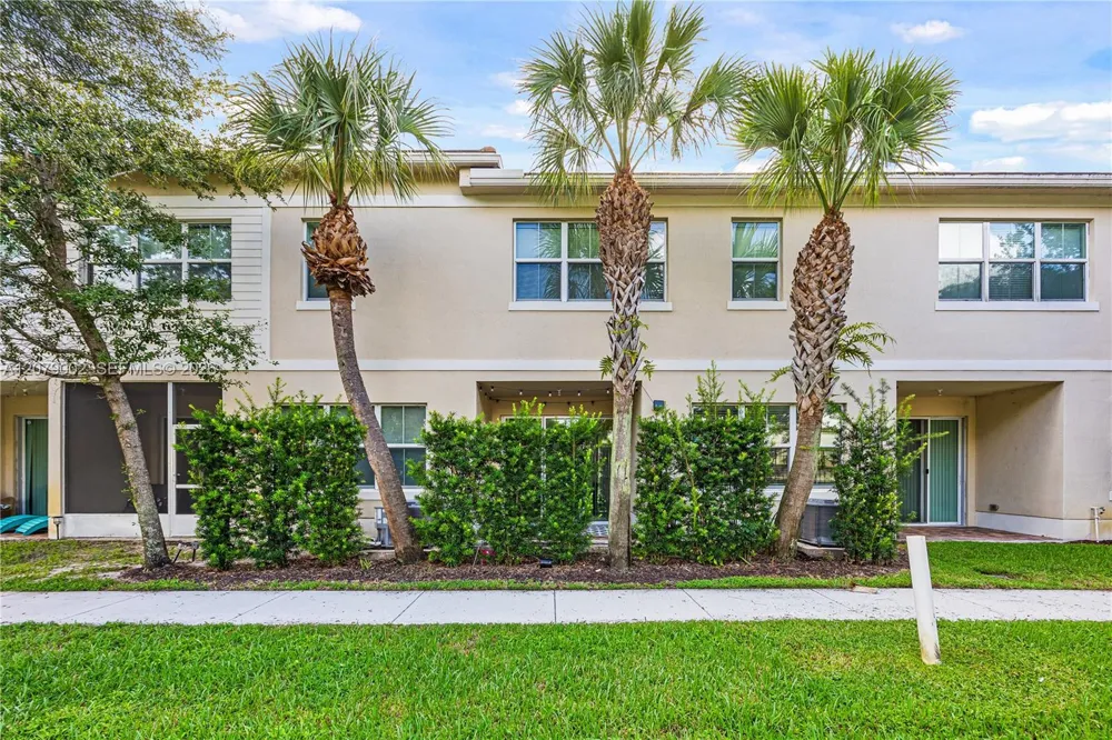 83 Palm Ln Royal Palm Beach, FL 33411