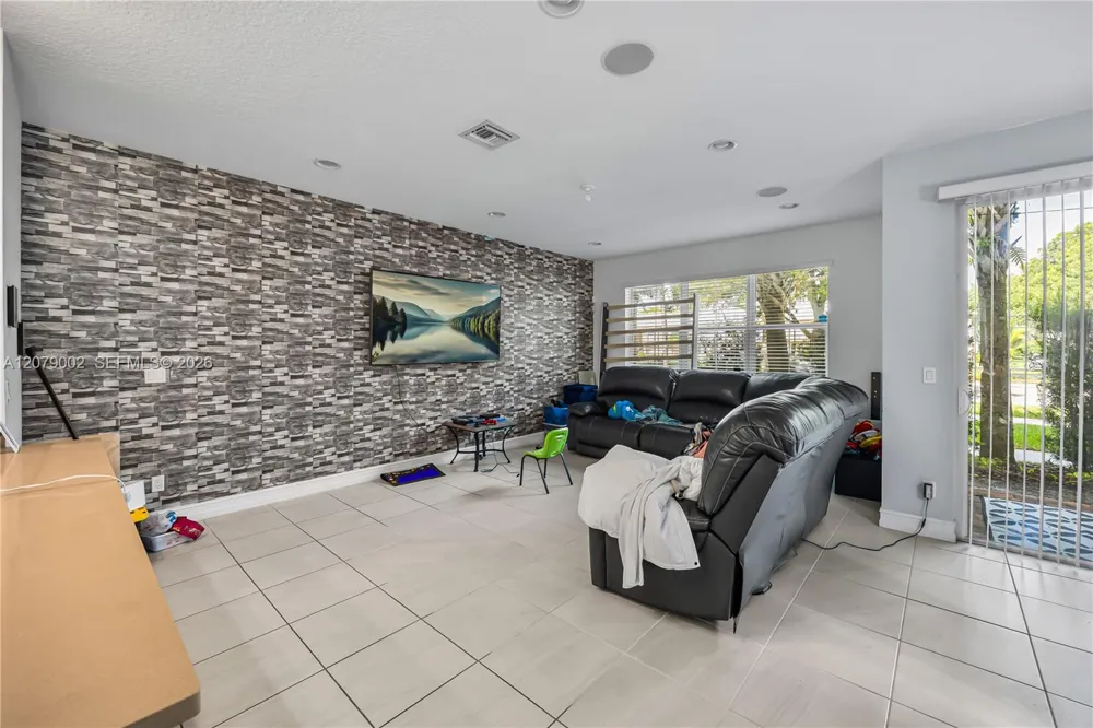 83 Palm Ln Royal Palm Beach, FL 33411