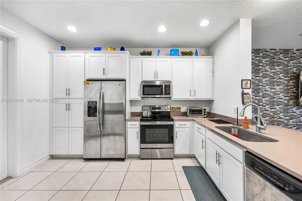 83 Palm Ln Royal Palm Beach, FL 33411