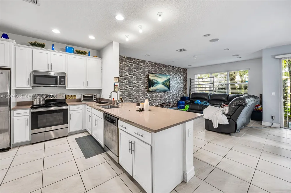 83 Palm Ln Royal Palm Beach, FL 33411