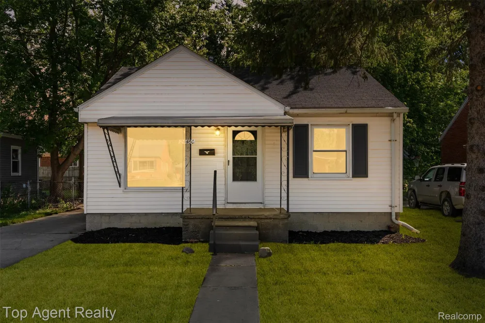 24460 Phlox Avenue Eastpointe City, MI 48021