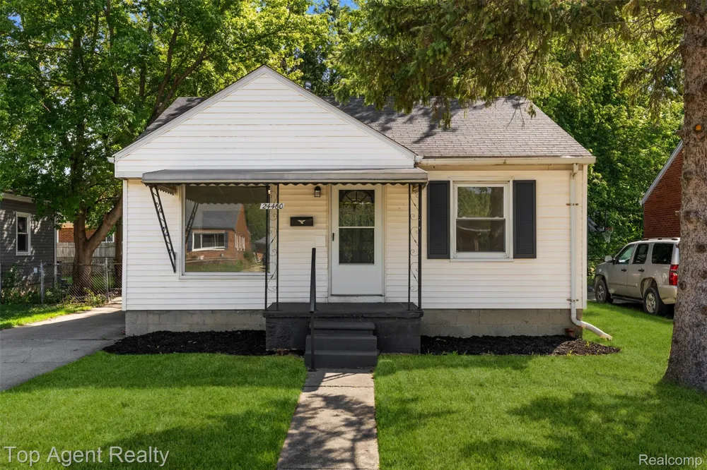 24460 Phlox Avenue Eastpointe City, MI 48021