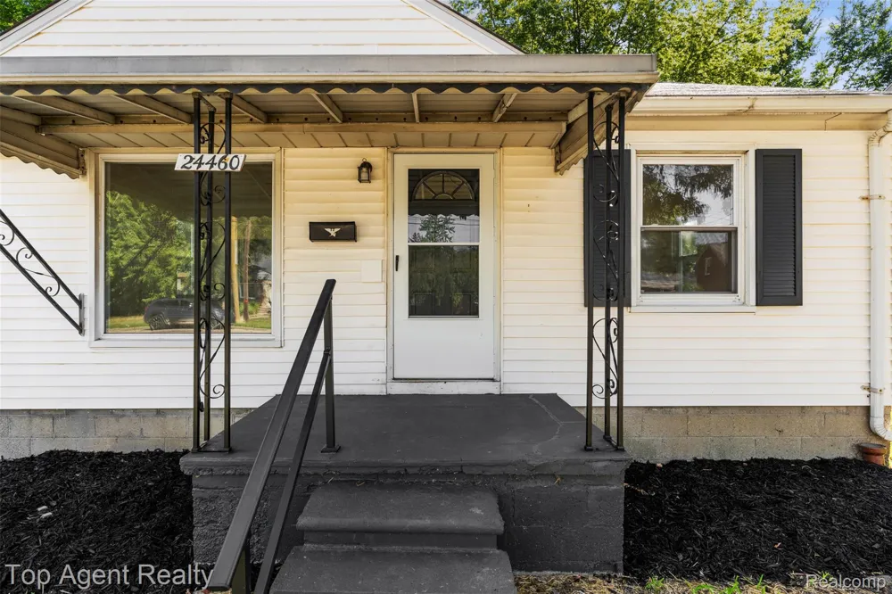 24460 Phlox Avenue Eastpointe City, MI 48021