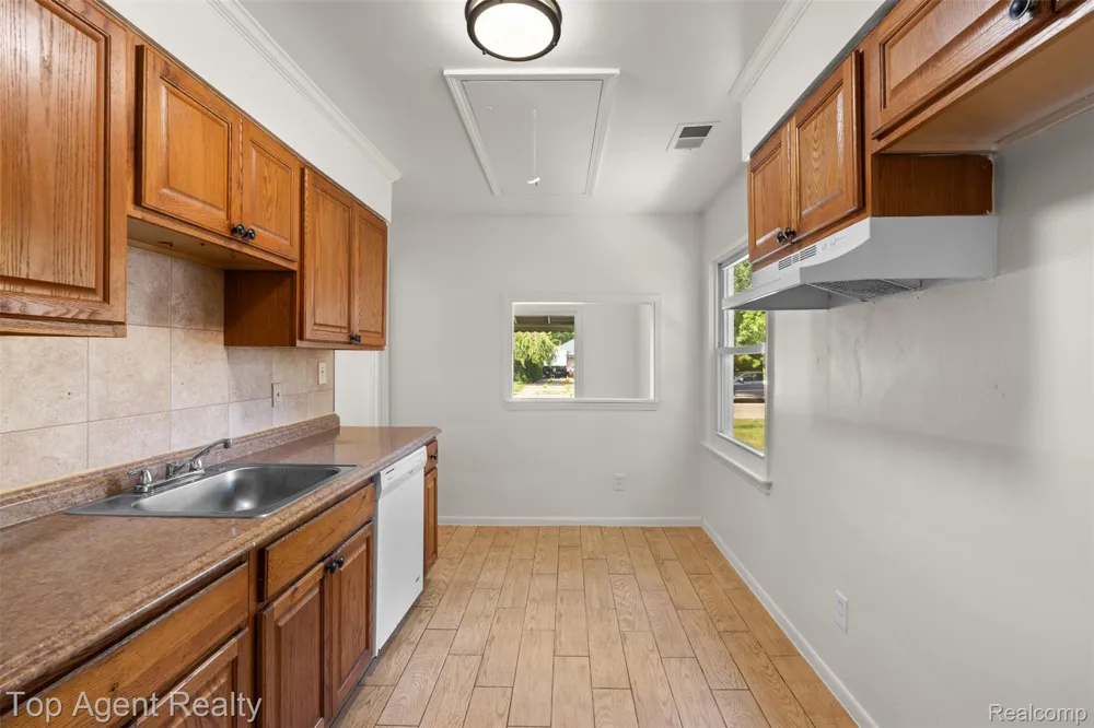 24460 Phlox Avenue Eastpointe City, MI 48021