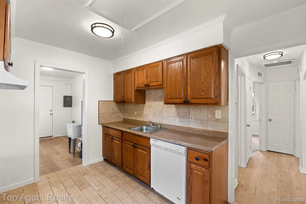 24460 Phlox Avenue Eastpointe City, MI 48021