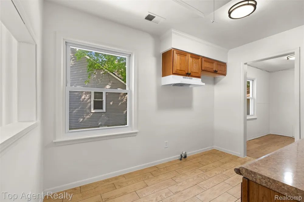 24460 Phlox Avenue Eastpointe City, MI 48021