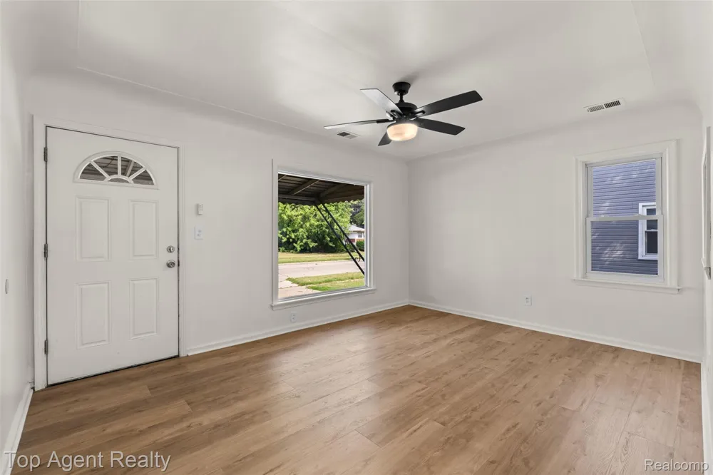 24460 Phlox Avenue Eastpointe City, MI 48021