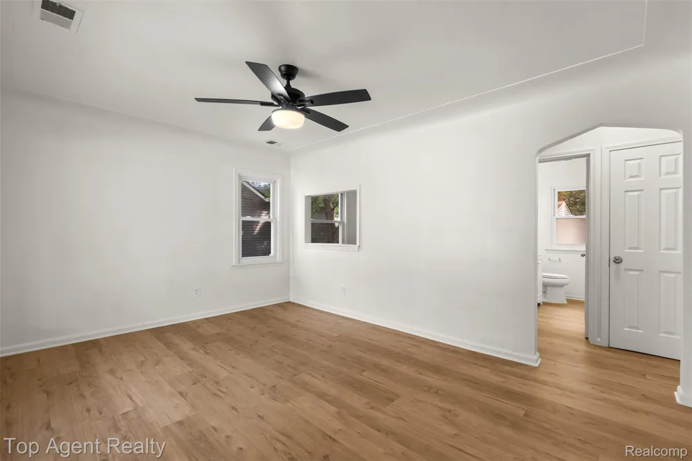 24460 Phlox Avenue Eastpointe City, MI 48021