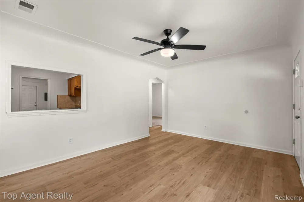 24460 Phlox Avenue Eastpointe City, MI 48021