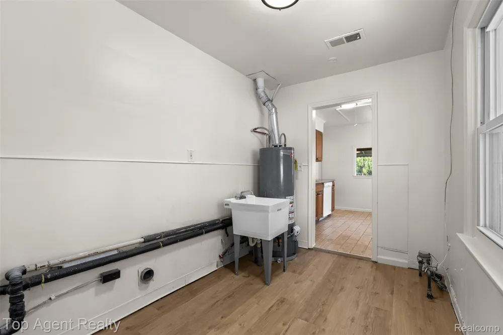 24460 Phlox Avenue Eastpointe City, MI 48021