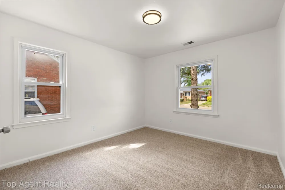 24460 Phlox Avenue Eastpointe City, MI 48021