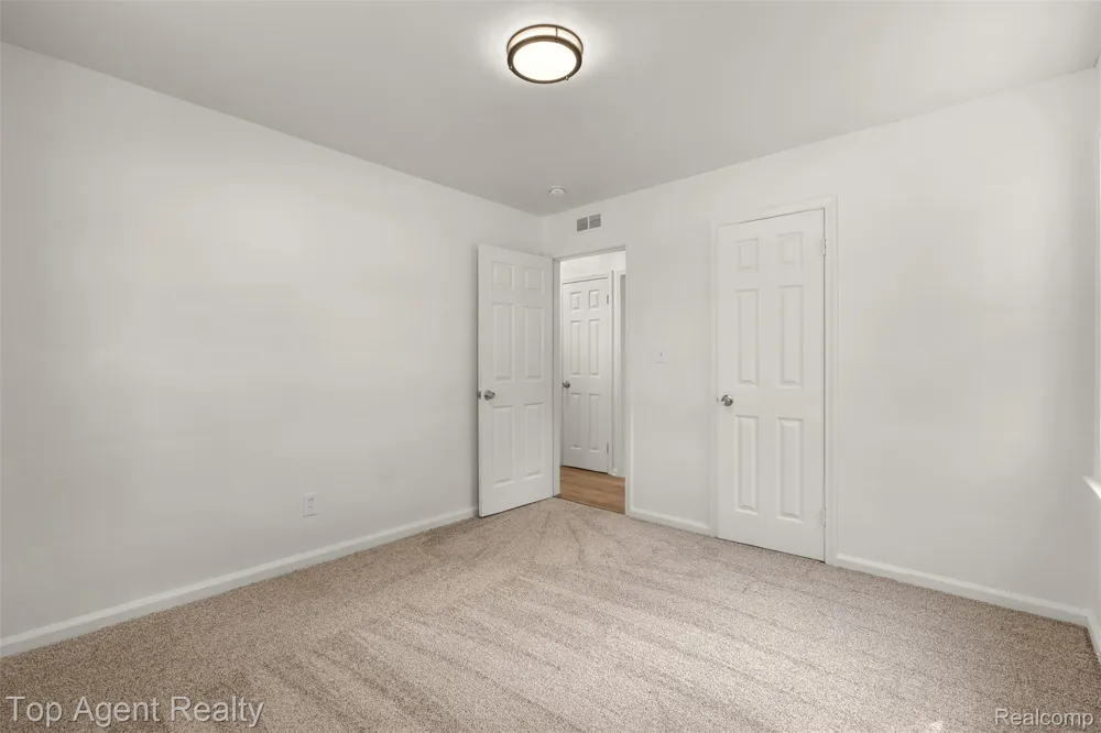 24460 Phlox Avenue Eastpointe City, MI 48021