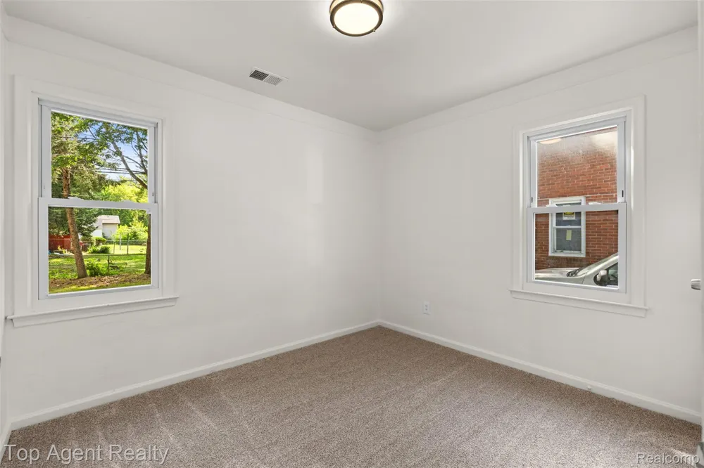 24460 Phlox Avenue Eastpointe City, MI 48021