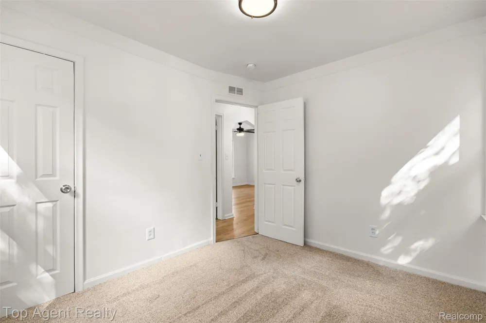 24460 Phlox Avenue Eastpointe City, MI 48021