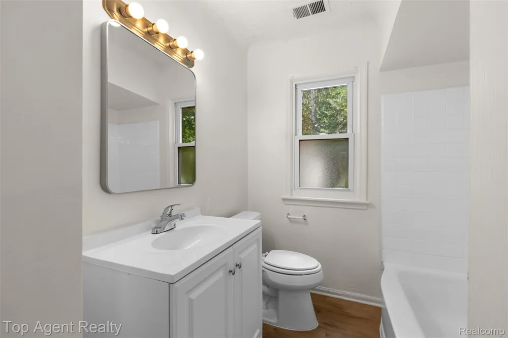 24460 Phlox Avenue Eastpointe City, MI 48021