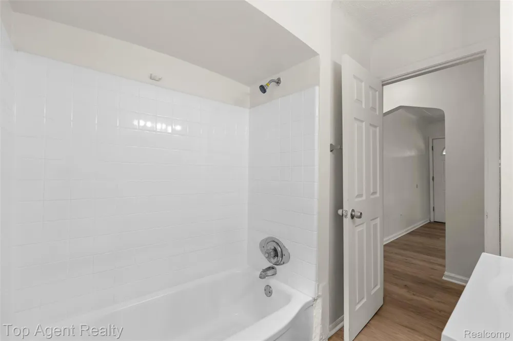 24460 Phlox Avenue Eastpointe City, MI 48021