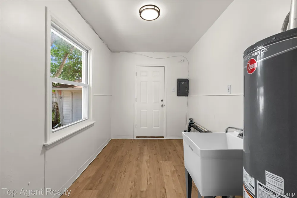 24460 Phlox Avenue Eastpointe City, MI 48021