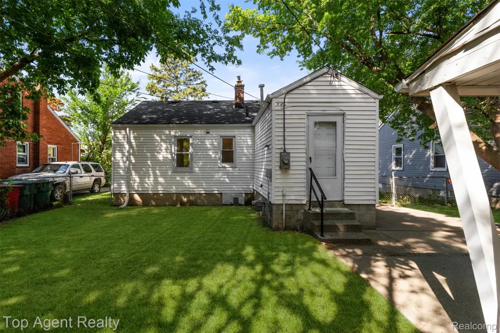24460 Phlox Avenue Eastpointe City, MI 48021