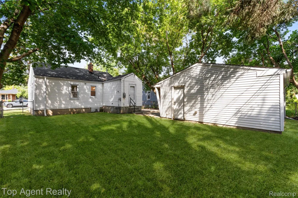 24460 Phlox Avenue Eastpointe City, MI 48021
