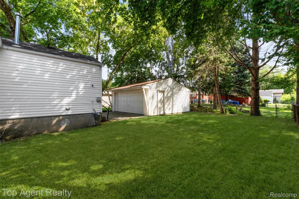 24460 Phlox Avenue Eastpointe City, MI 48021