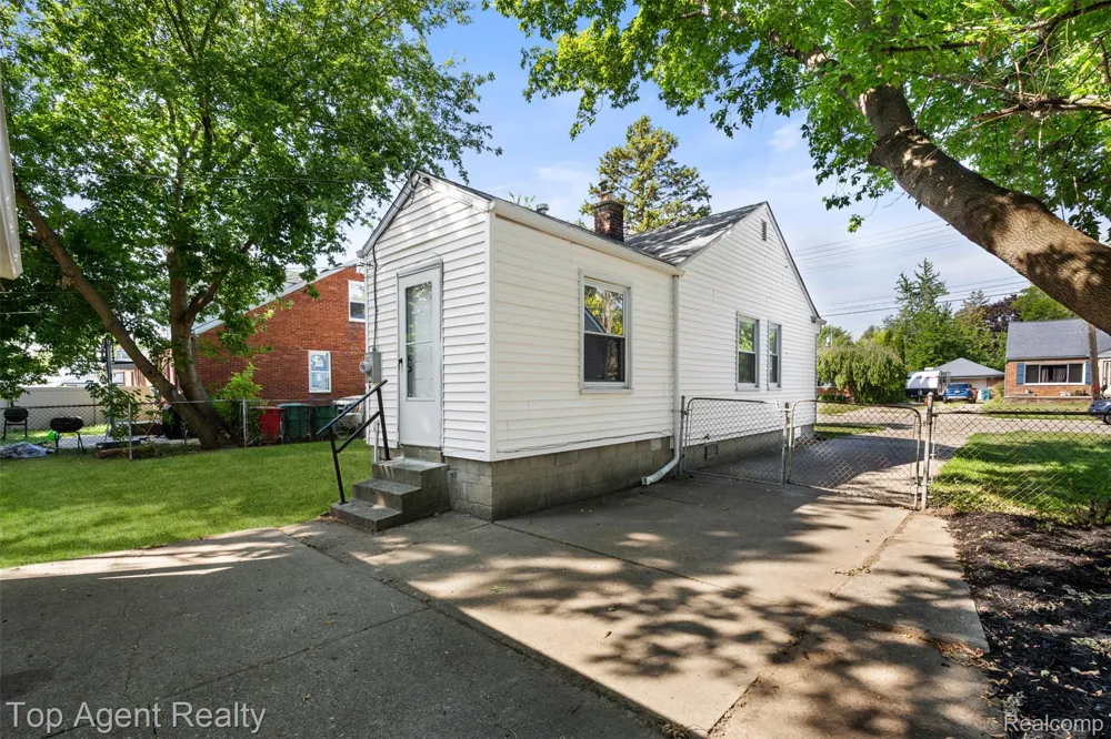 24460 Phlox Avenue Eastpointe City, MI 48021