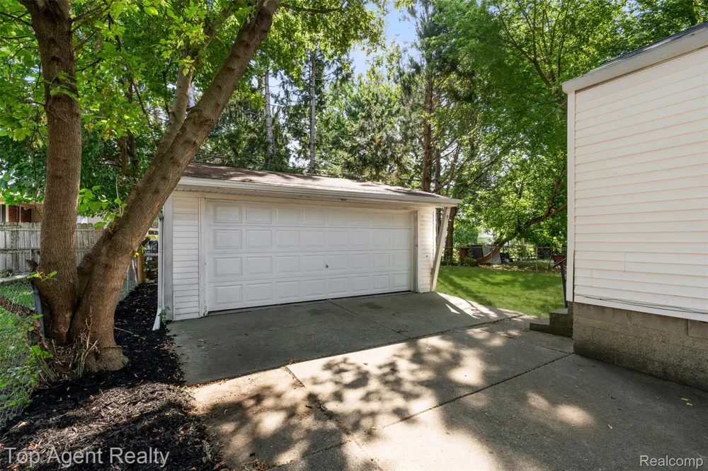24460 Phlox Avenue Eastpointe City, MI 48021