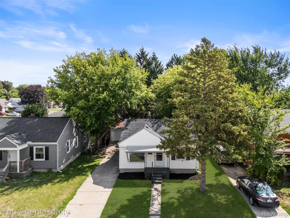 24460 Phlox Avenue Eastpointe City, MI 48021