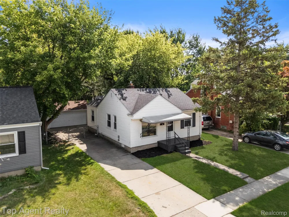 24460 Phlox Avenue Eastpointe City, MI 48021