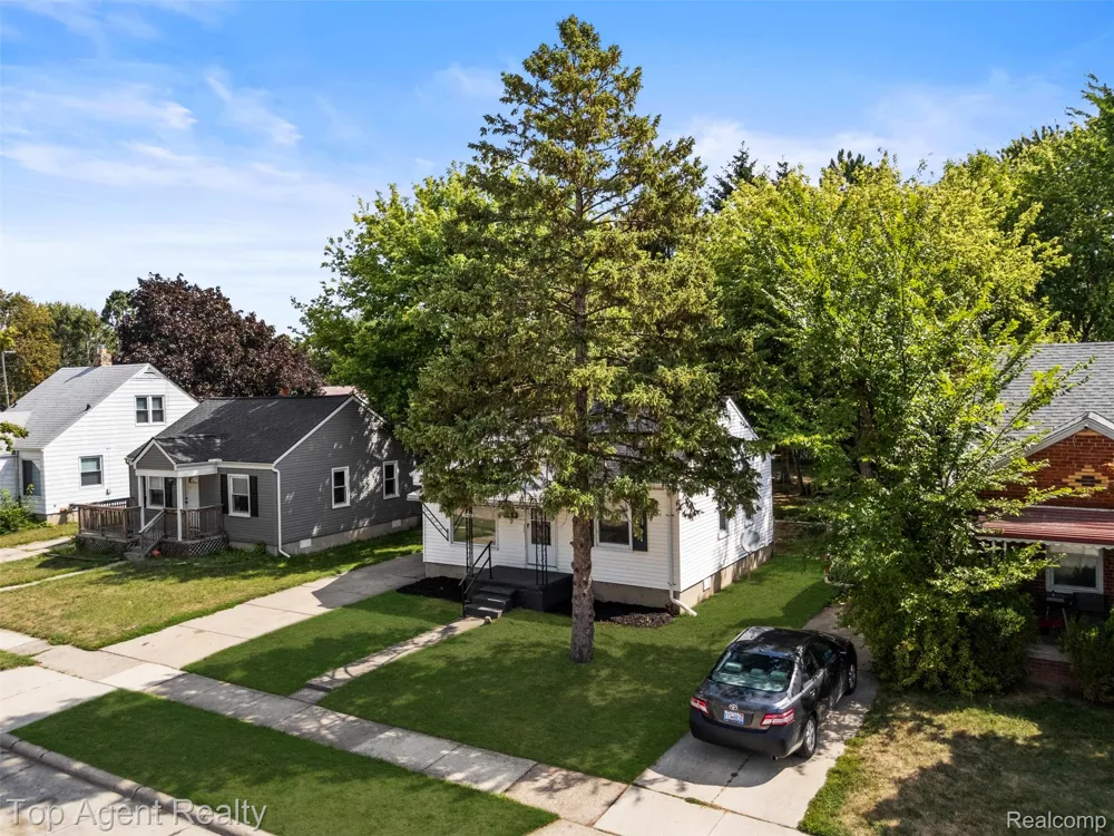 24460 Phlox Avenue Eastpointe City, MI 48021