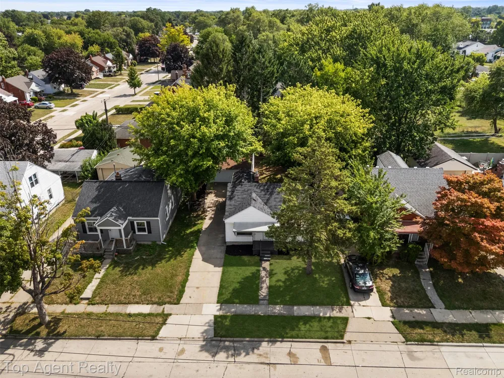 24460 Phlox Avenue Eastpointe City, MI 48021