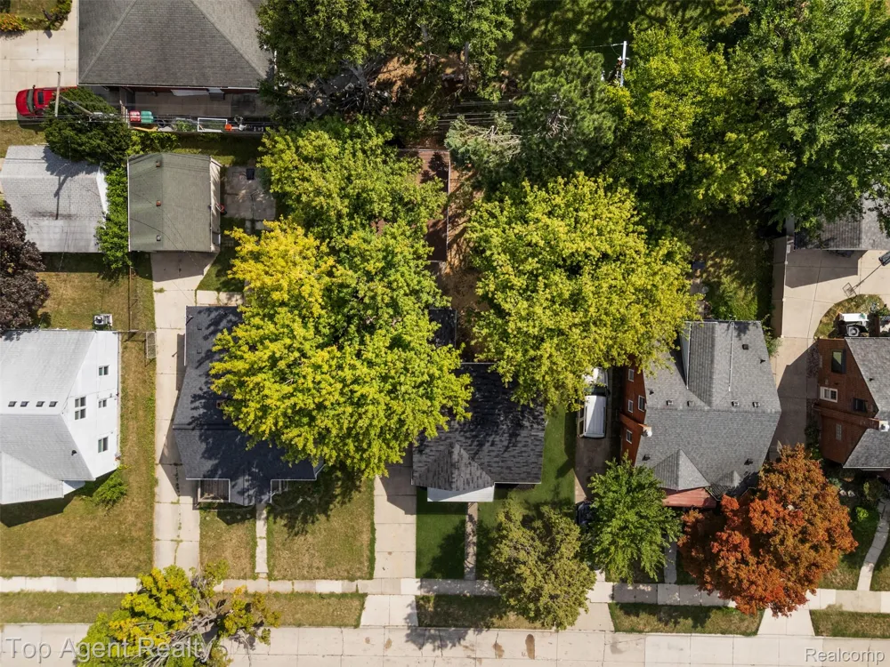 24460 Phlox Avenue Eastpointe City, MI 48021