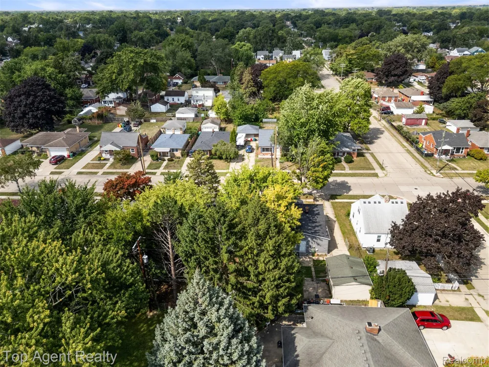 24460 Phlox Avenue Eastpointe City, MI 48021