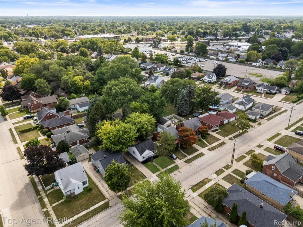 24460 Phlox Avenue Eastpointe City, MI 48021