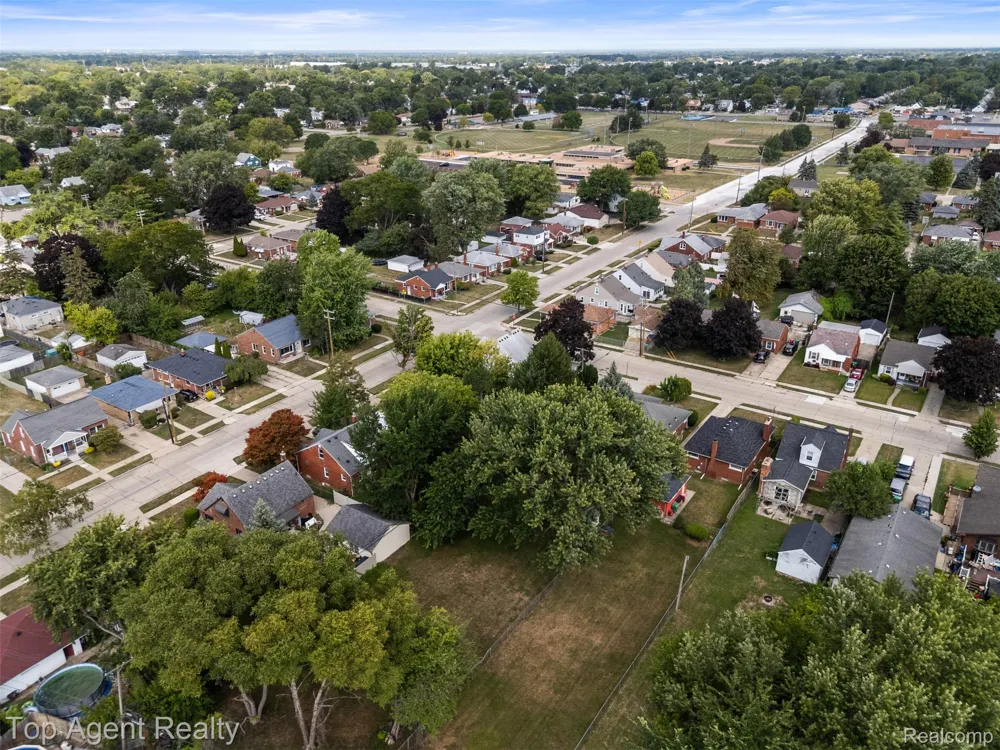 24460 Phlox Avenue Eastpointe City, MI 48021