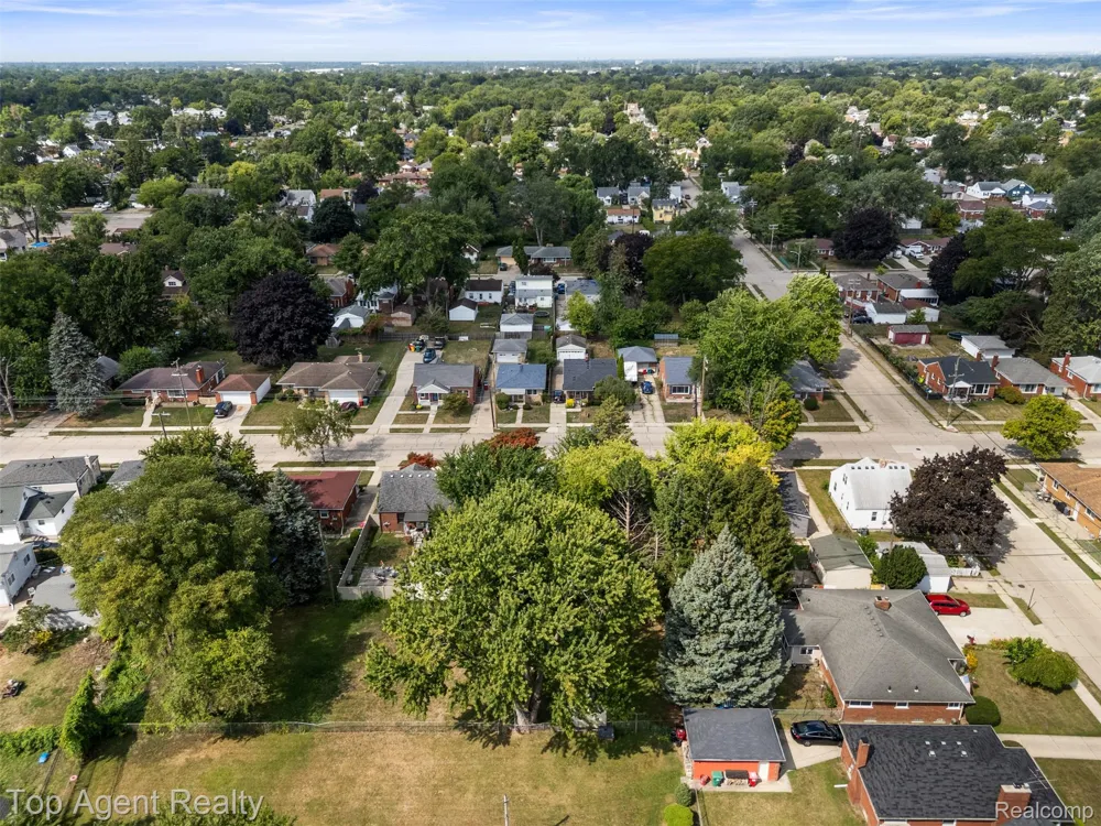 24460 Phlox Avenue Eastpointe City, MI 48021