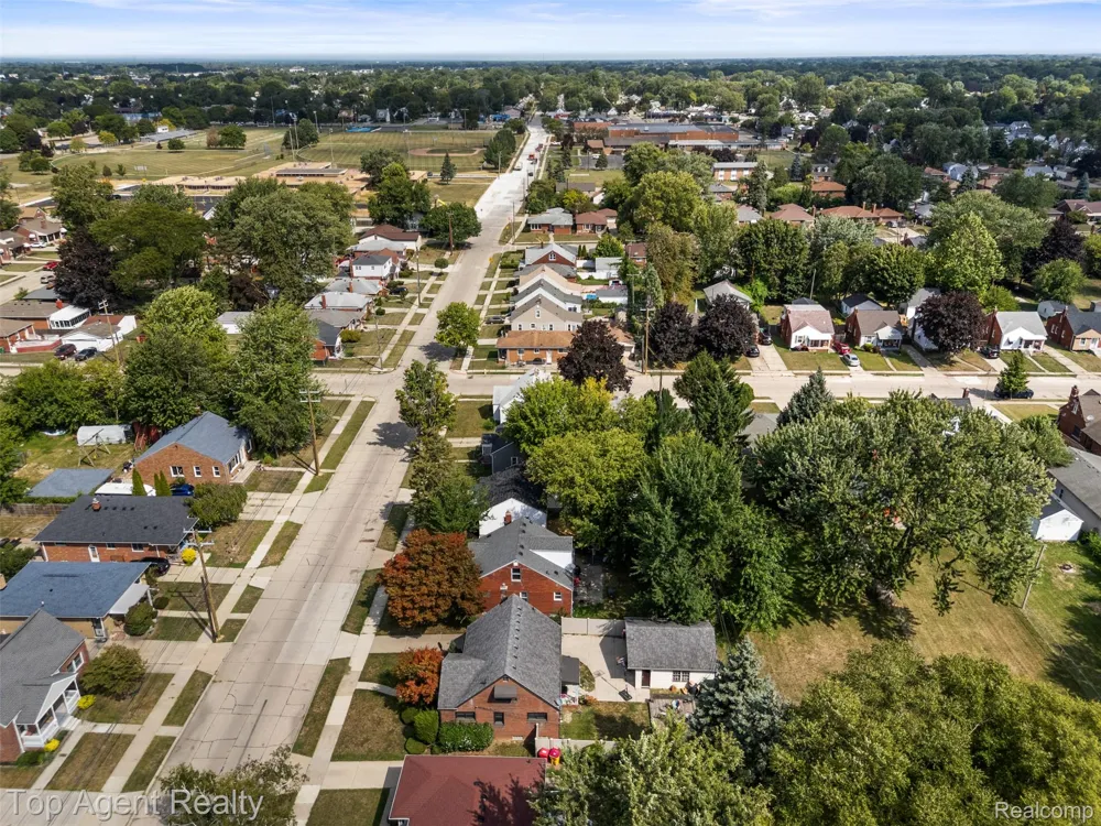 24460 Phlox Avenue Eastpointe City, MI 48021