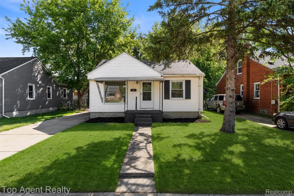 24460 Phlox Avenue Eastpointe City, MI 48021