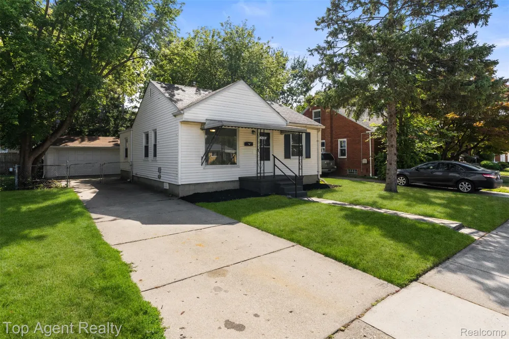 24460 Phlox Avenue Eastpointe City, MI 48021